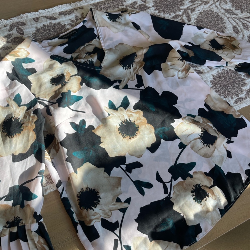 Banana Republic Magnolia Print Pleated Bell Sleeve V-Neck Blouse